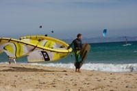 52bb35-kiter-am-srand-bei-tarifa200x133.jpg